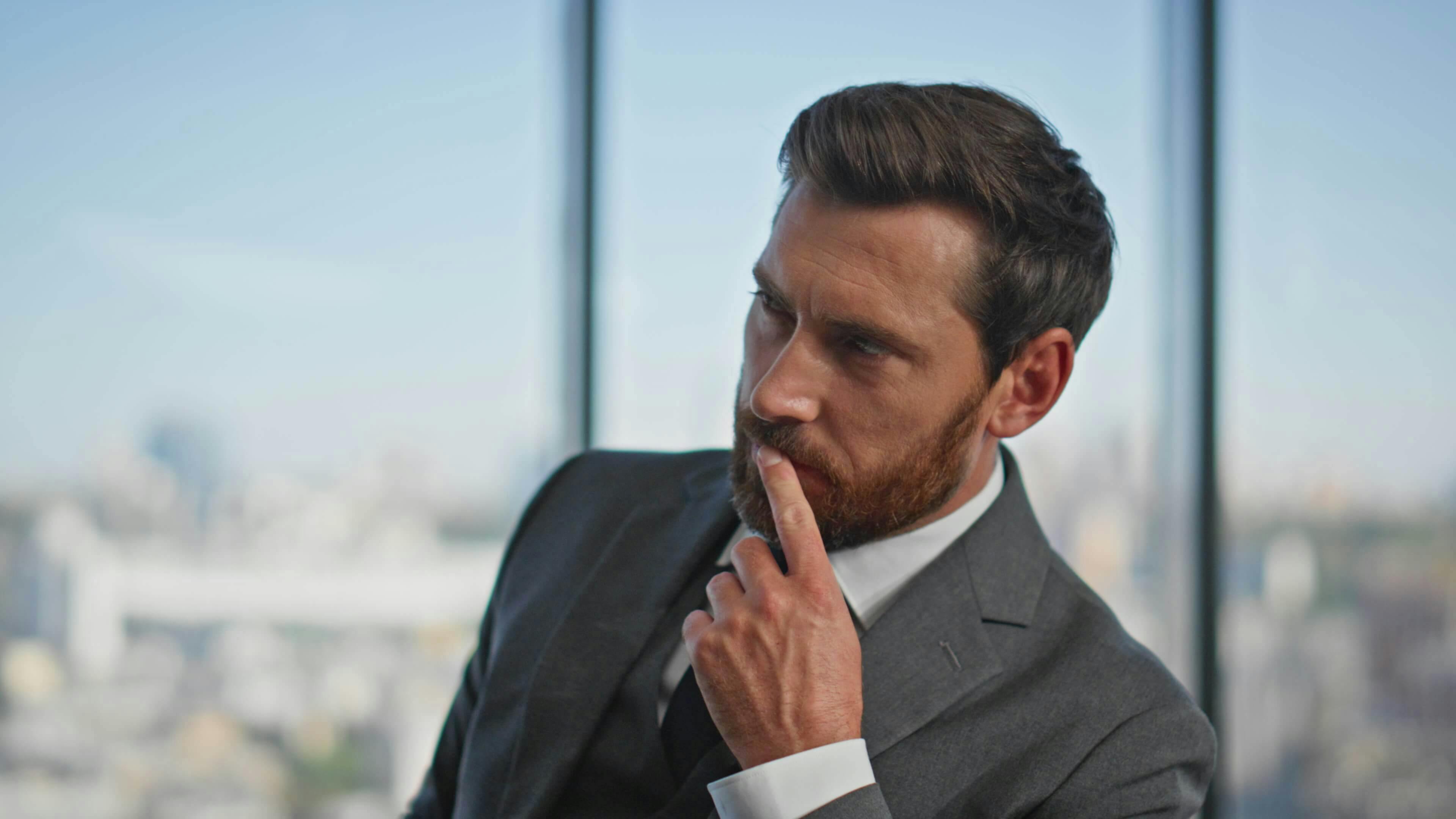 Retrato de um líder corporativo pensando. Um homem de meia idade querendo resolver um problema de negócio.