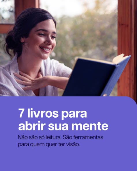 Mulher sorrindo com um livro na mão. Embaixo da imagem o lettering: "7 livros para abrir a sua mente"