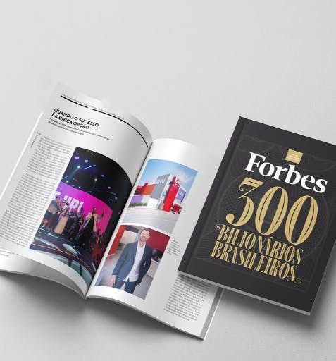 Foto da capa da Revista Forbes aberta com fotos do fundador e CEO da KNN, Reginaldo Knn, e outra fechada, escrito: "FORBES 300 BILIONÁRIOS BRASILEIROS".