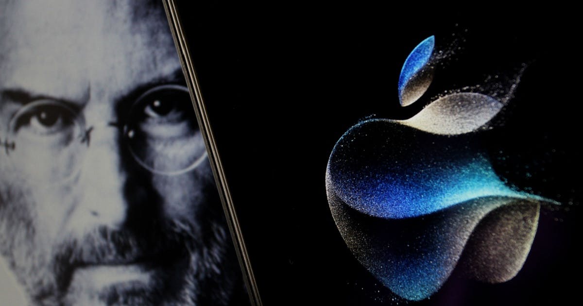 Imagem com Steve Jobs à esquerda e o símbolo da Apple à direita.
