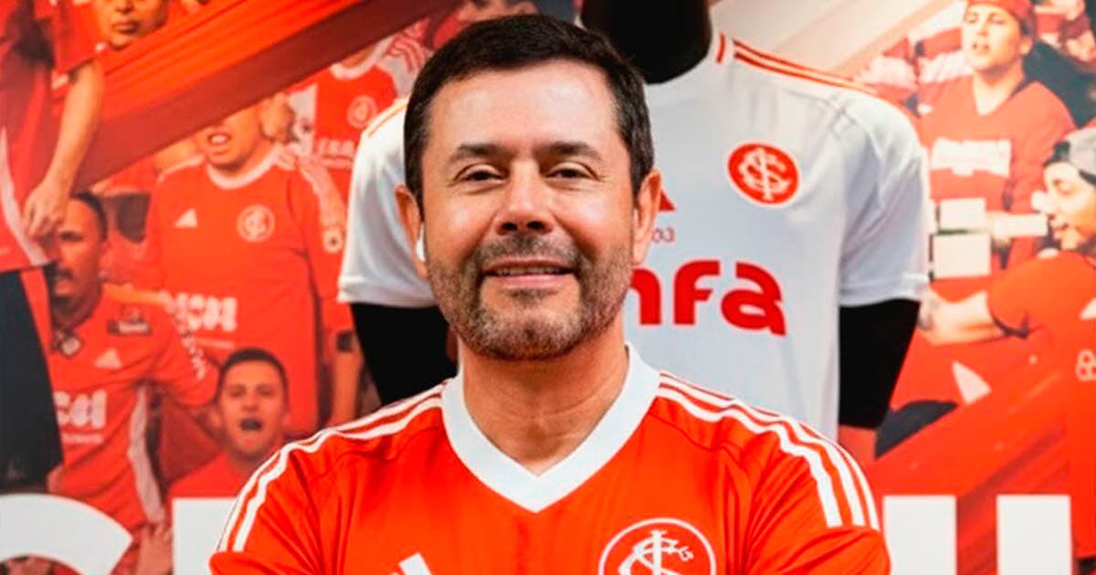 Reginaldo Knn posando com a camisa do Sport Club Internacional.