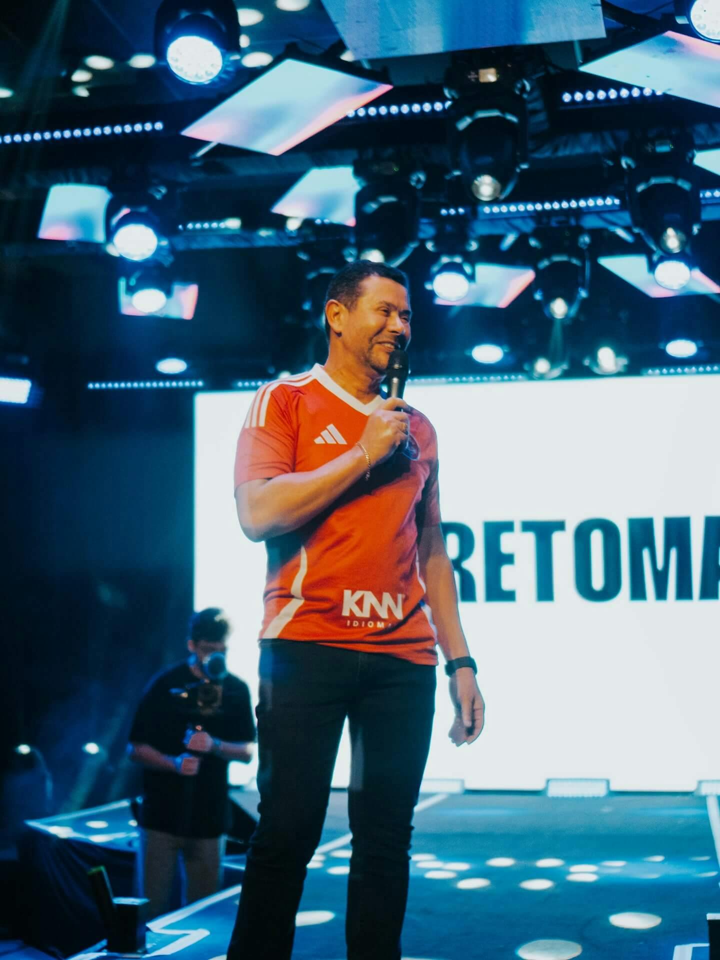 Reginaldo Kaeneêne na convenção de franqueados 2025 da KNN Idiomas.