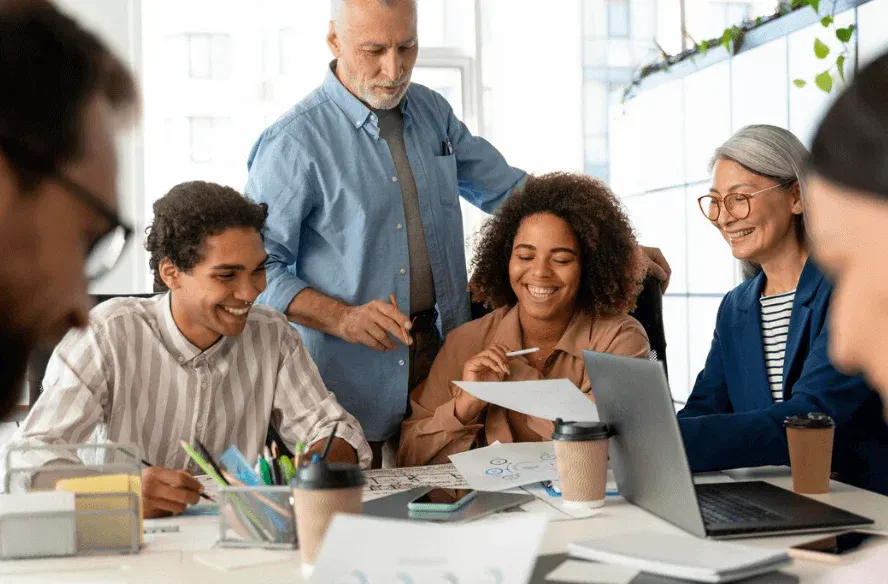 Reunião de equipe diversificada de profissionais em escritório moderno, discutindo. ideias e projetos, promovendo colaboração e criatividade.