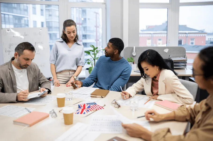 Reunião de equipe diversificada em ambiente de escritório, com profissionais discutindo projetos e estratégias, em clima colaborativo e produtivo.