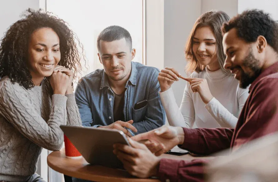 Grupo de jovens profissionais discutindo projetos e ideias em reunião, colaboração, criatividade, trabalho em equipe, ambiente de escritório, intercâmbio de ideias.