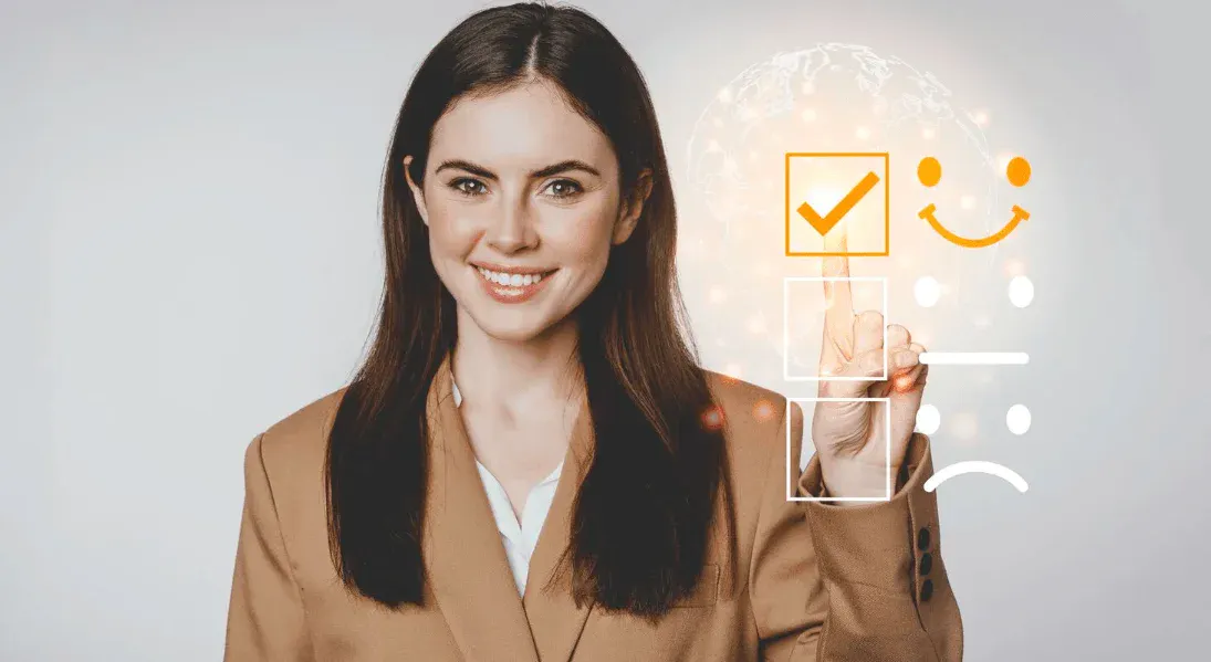 Mulher sorridente realizando uma avaliação de satisfação, selecionando uma opção de resposta positiva em um painel digital com ícones de felicidade e tristeza.