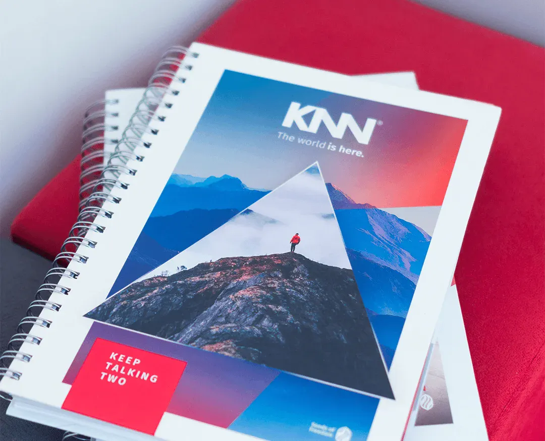 Apostila brochura da KNN com paisagem montanhosa na capa.