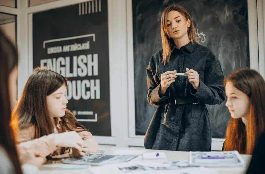 Professora de inglês ensinando estudantes em sala de aula, com foco em aprendizado de inglês, em ambiente escolar moderno