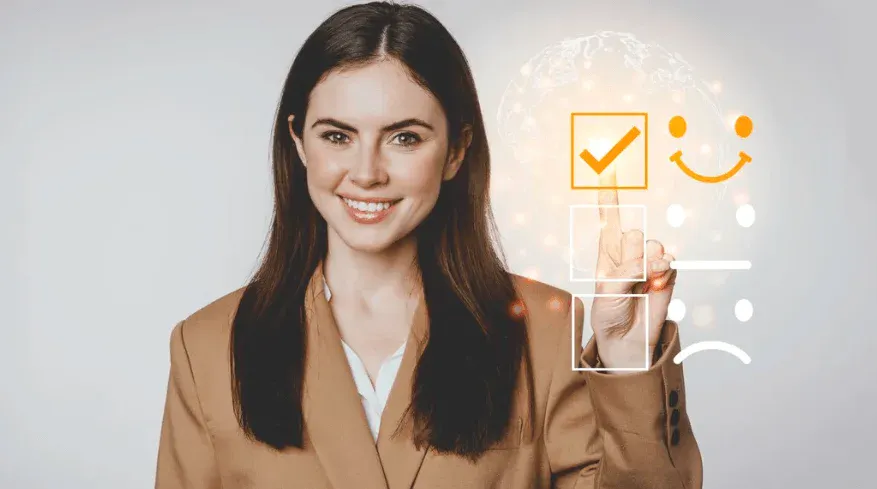 Mulher sorridente usando terno marrom interagindo com um painel digital de avaliação de satisfação.