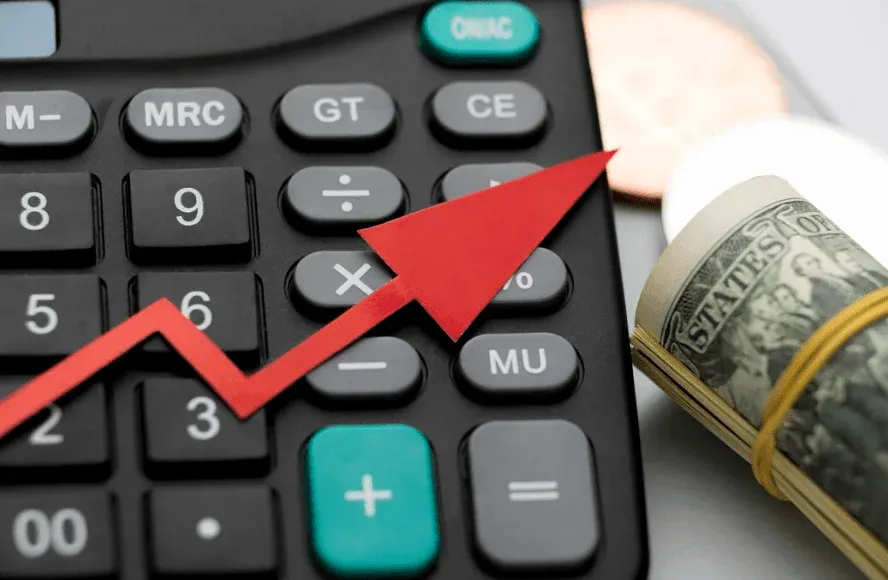  Imagem de uma calculadora financeira com uma seta vermelha apontando para o botão 'CE' e um maço de dinheiro ao lado, representando crescimento financeiro e sucesso nos negócios.