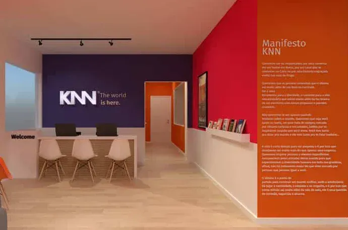 Espaço de recepção com decoração moderna, parede roxa com logotipo KNN e ambiente bem iluminado