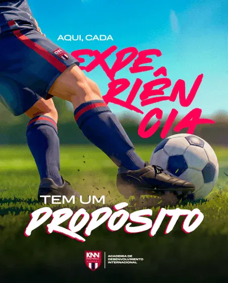 Cartaz publicitário de futebol com um jogador chutando uma bola no gramado, com texto “AQUI, CADA EXPL...”, “TEM UM PROPÓSITO” e marcas de instituições na parte inferior.