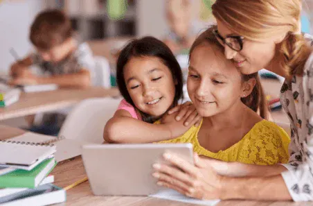 Mãe e filha usando tablet juntas em um ambiente doméstico, com expressão de carinho e foco na tela; crianças aprendendo e brincando com tecnologia.
