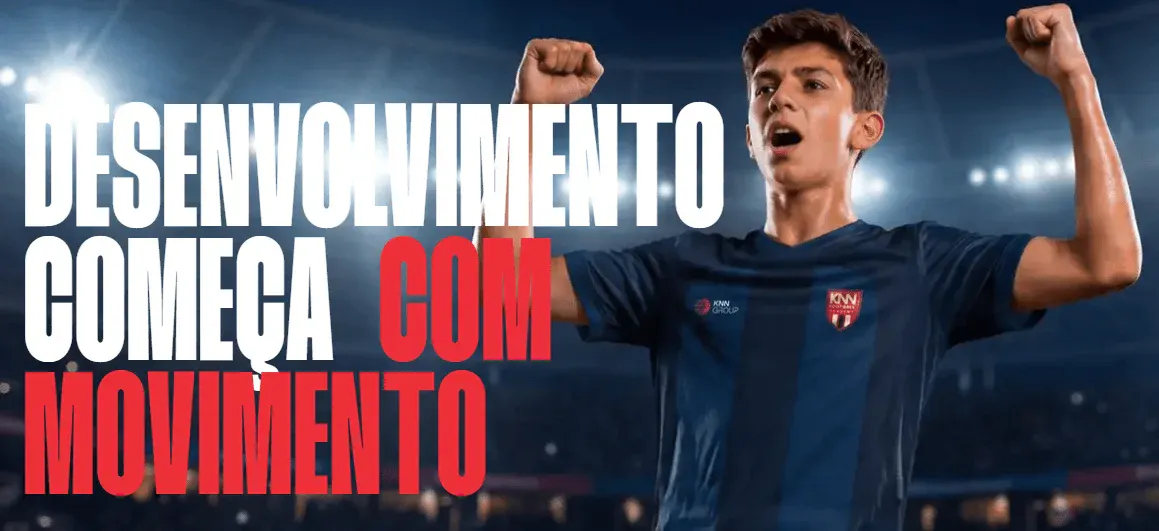 Imagem de destaque com um jovem jogador de futebol comemorando com o punho erguido em um estádio, com texto “DESENVOLVIMENTO COM MOVIMENTO” em destaque na arte.