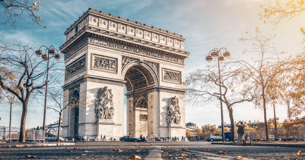 Arco do Triunfo em Paris, França, monumento icônico com arquitetura neoclássica e rica história.