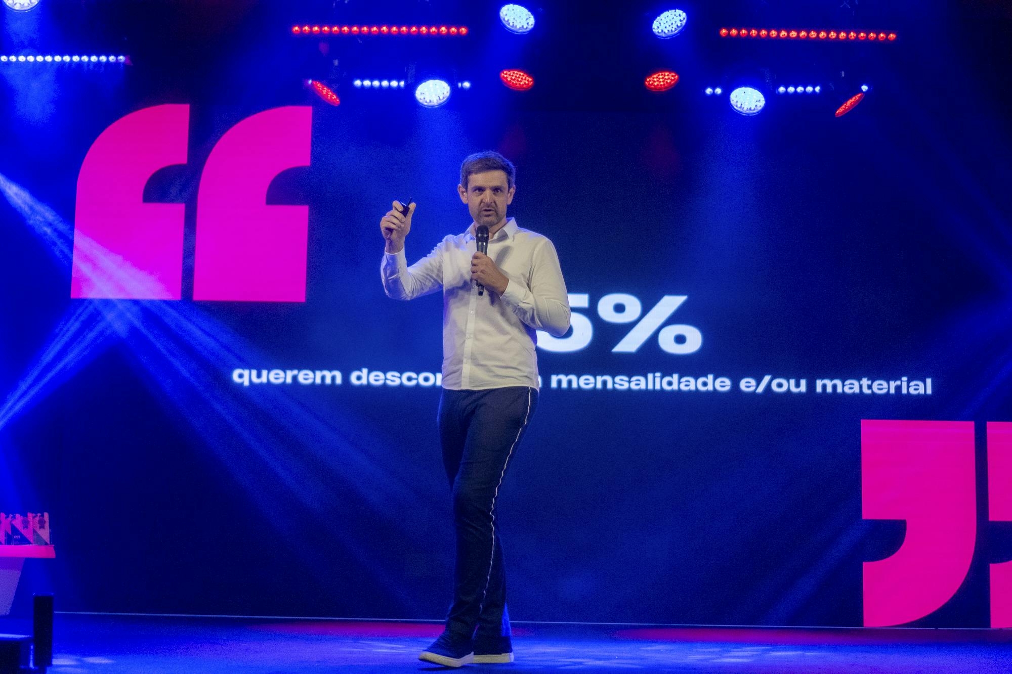 Foto do Diretor de Marketing, Rodrigo Wiethorn, no palco da Convenção de Franqueados 2024: Mitos e Verdades.