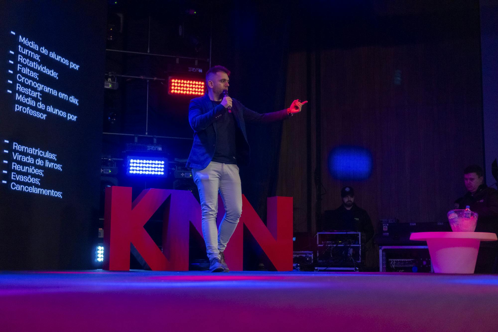 Foto do Diretor Comercial, Kim Fuchs, no palco da Convenção de Franqueados Mitos e Verdades 2024.