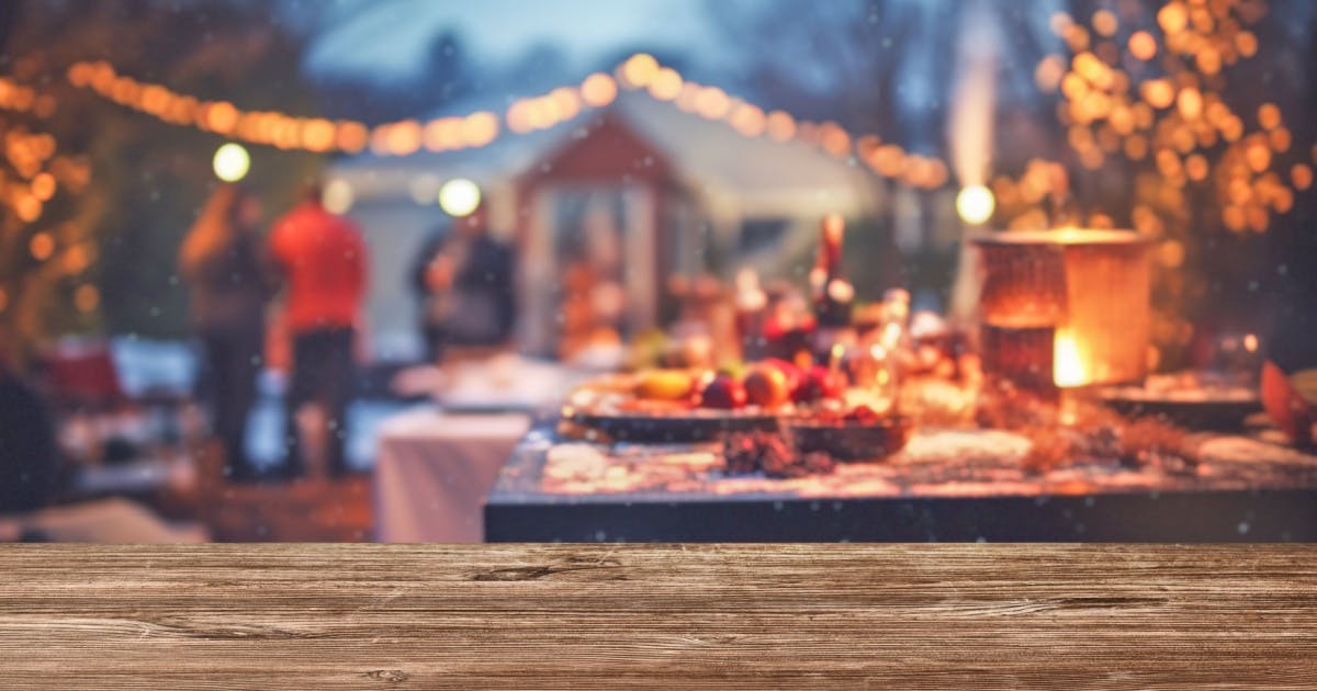 Foto de uma mesa de natal com comidas típicas da época.