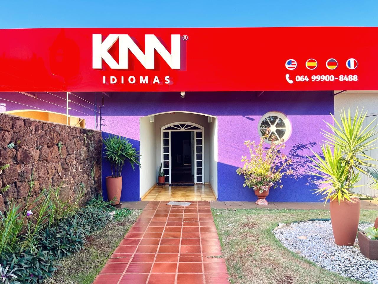 Fachada da KNN Idiomas Santa Helena, no estado de Goiás.