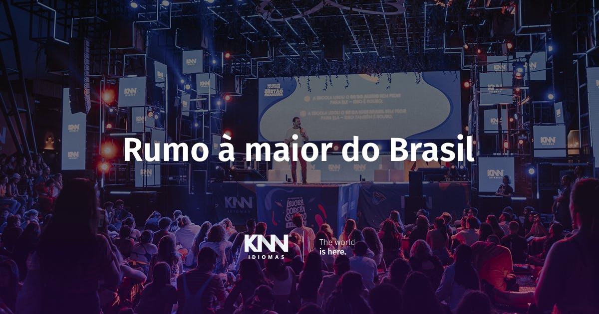 Palco da convenção KNN com o lettering: "Rumo à maior do Brasil".