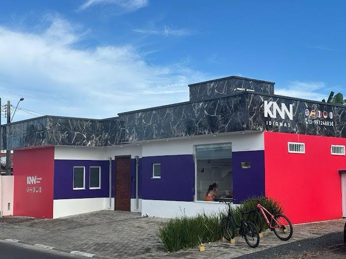 Fachada da escola KNN Idiomas Cananéia no estado de SP.