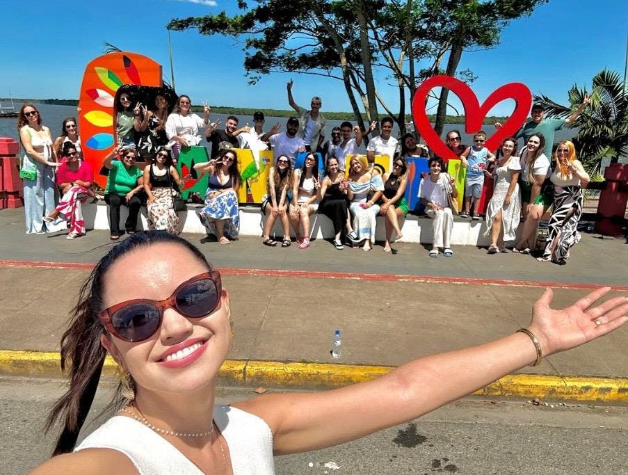 Foto (selfie) da franqueada Lilian, da KNN Idiomas Cananéia, e atrás os colaboradores de sua escola no litoral de SP.