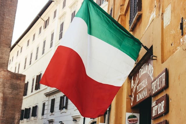 Prédio antigo com a bandeira italiana