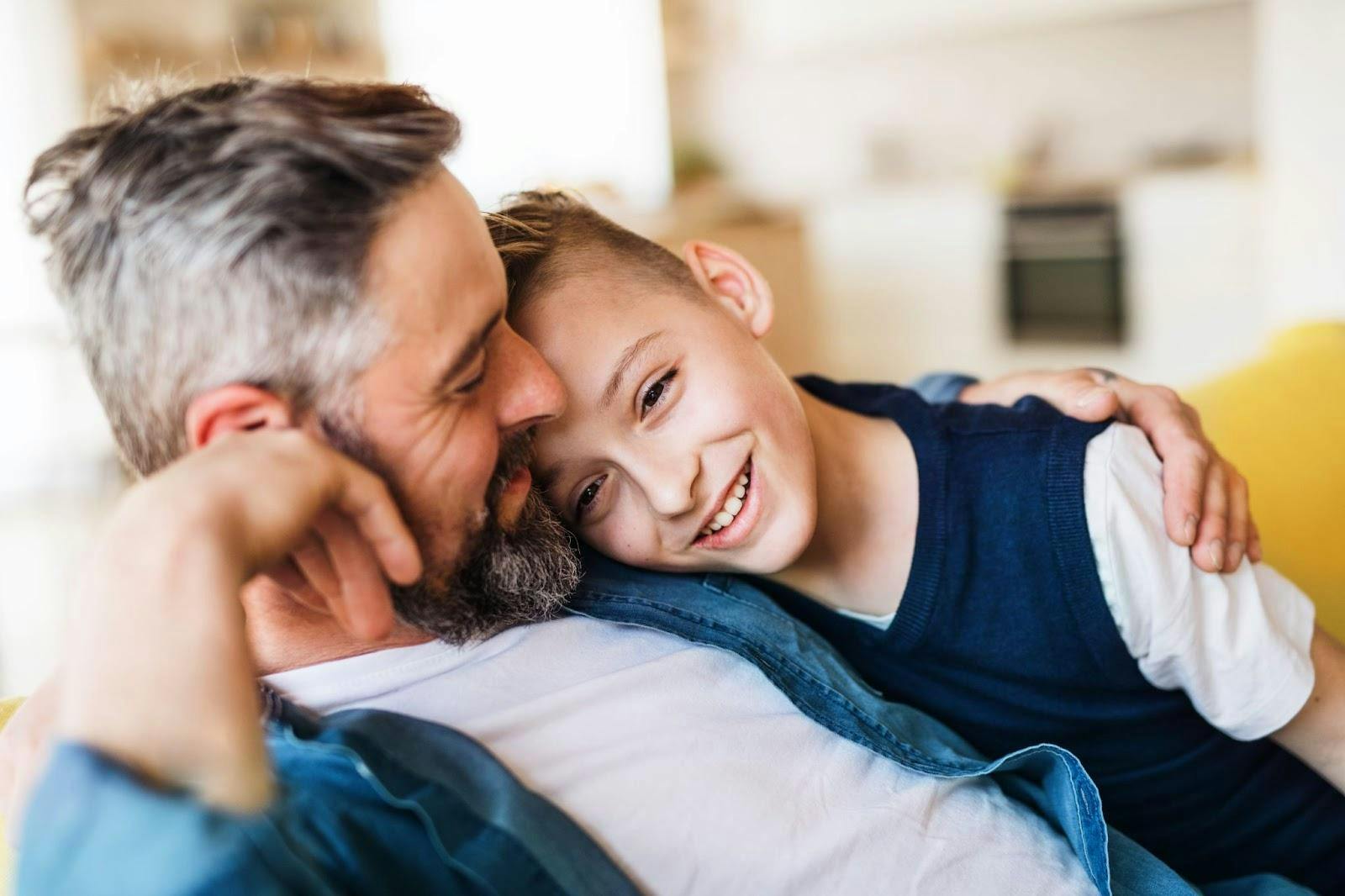 Pai e filho se apraçando