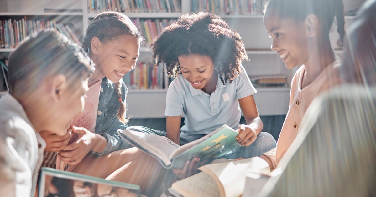 crianças com livros na escola