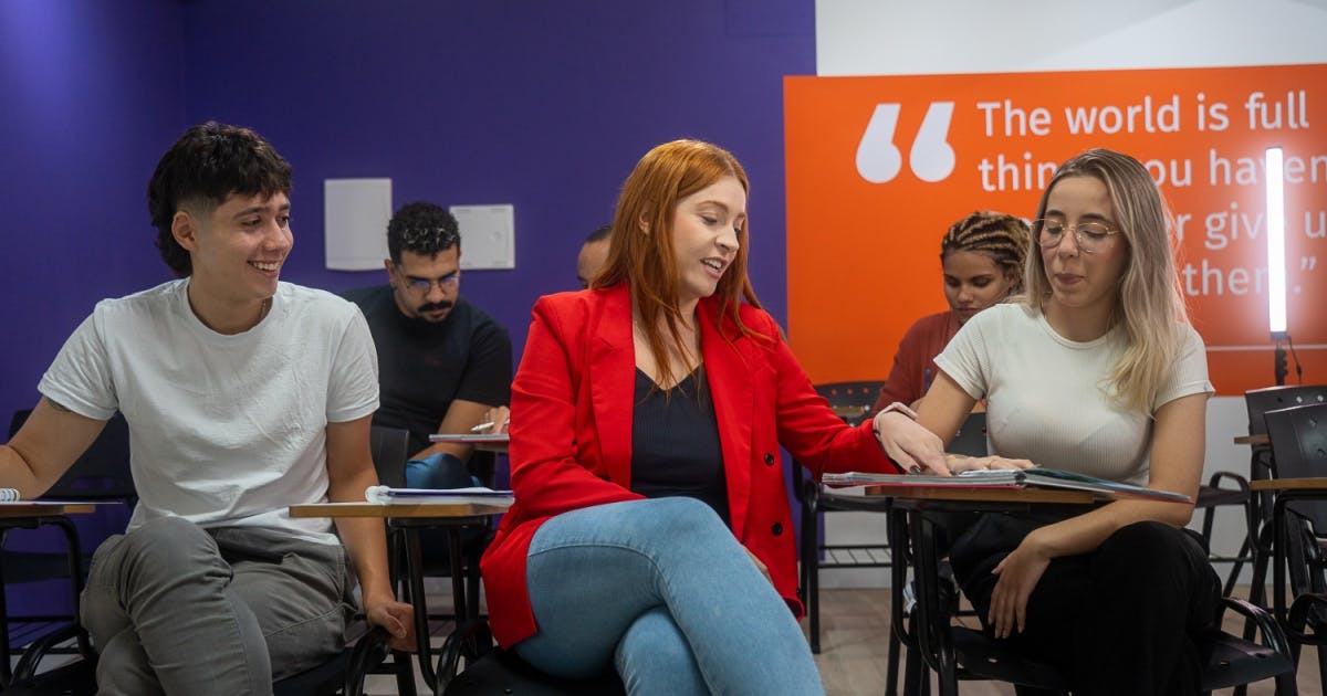 Alunos da KNN Idiomas em sala de aula interagindo e conversando.