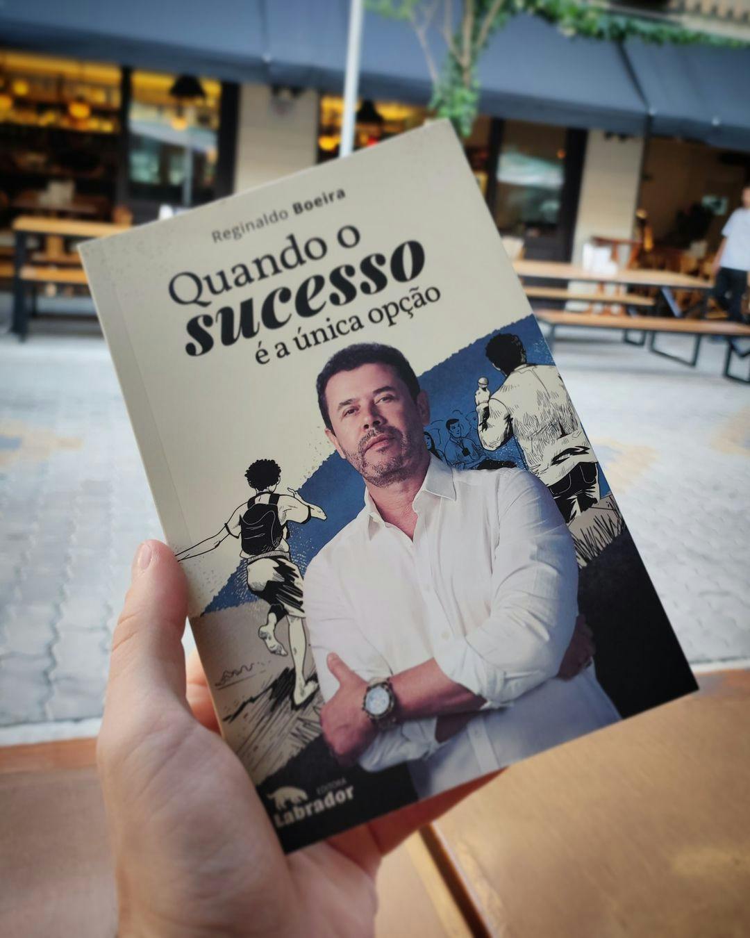 Foto do livro do CEO da KNN Idiomas, Reginaldo Boeira "Quando o sucesso é a única opção".