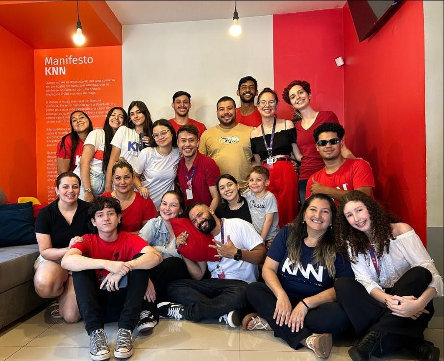 Colaboradores da KNN Ponta Porã juntos sorrindo para a foto.