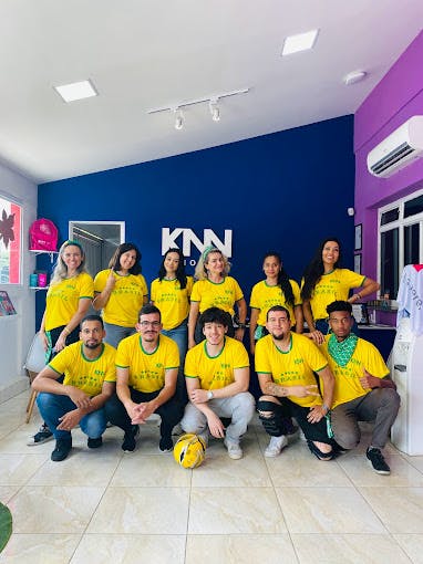 Time da KNN Idiomas Cotia vestidos com a camiseta do Brasil.