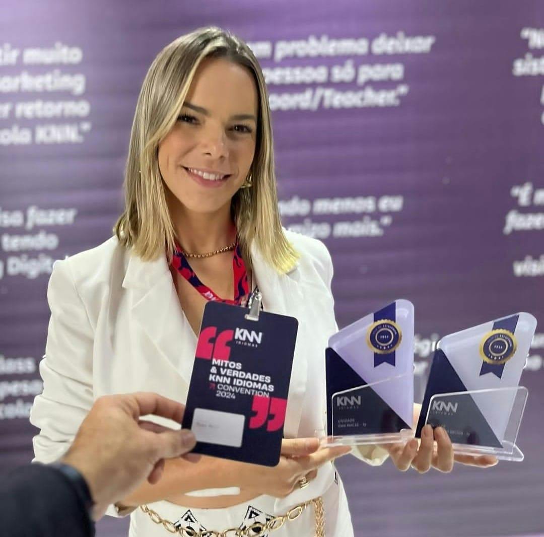 Franqueada Rosa, recebendo o Prêmio Selo de Excelência para a sua escola KNN do Rio de Janeiro