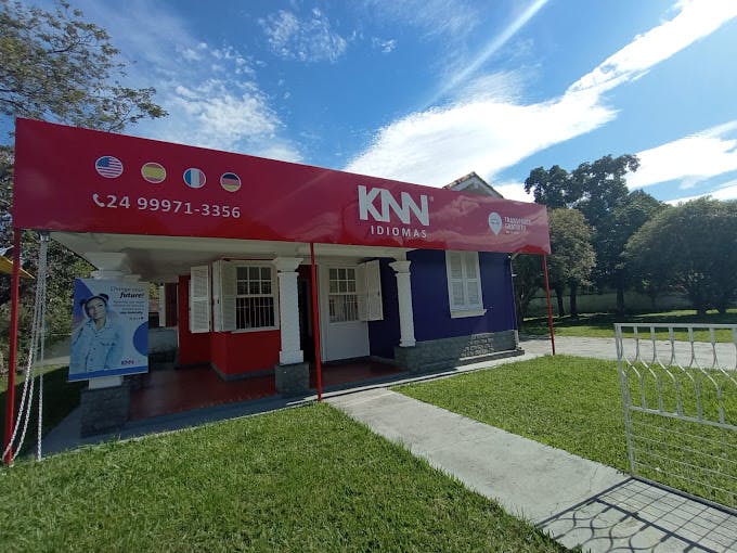 Foto da fachada da KNN Idiomas Porto Real, no estado do Rio de Janeiro.