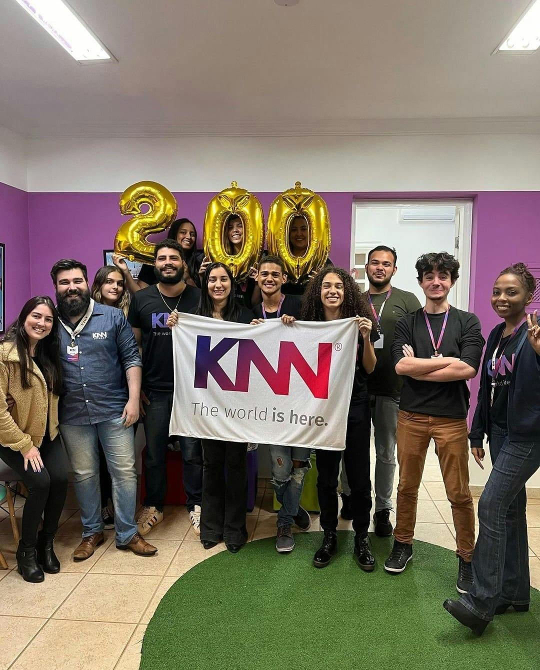 Foto dos colaboradores da KNN Barretos felizes em ter alcançado uma importante marca para a escola.