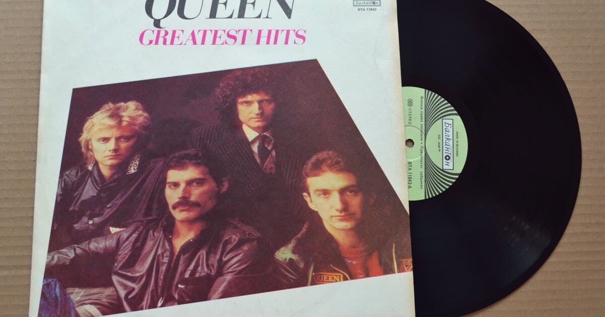 Foto de um álbum de disco da banda Queen.