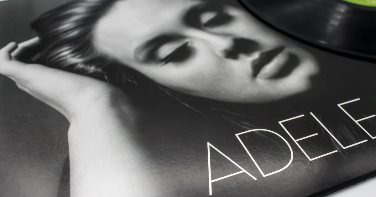 Capa do álbum da cantora Adele e o disco ao lado.