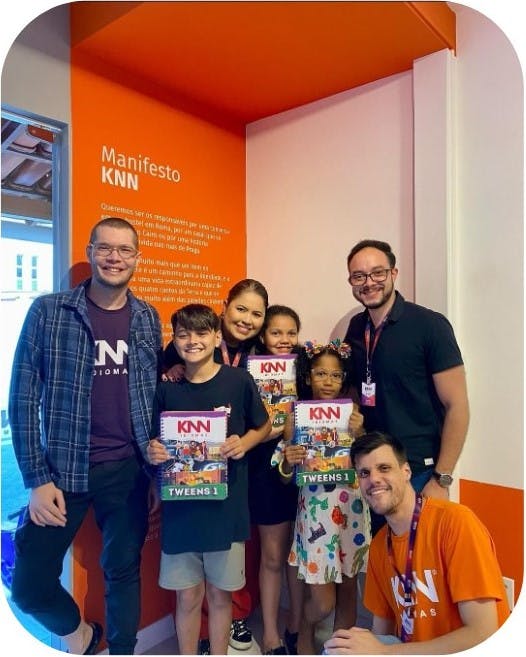 Evelyn com seus alunos na KNN Idiomas Barra de São Francisco.