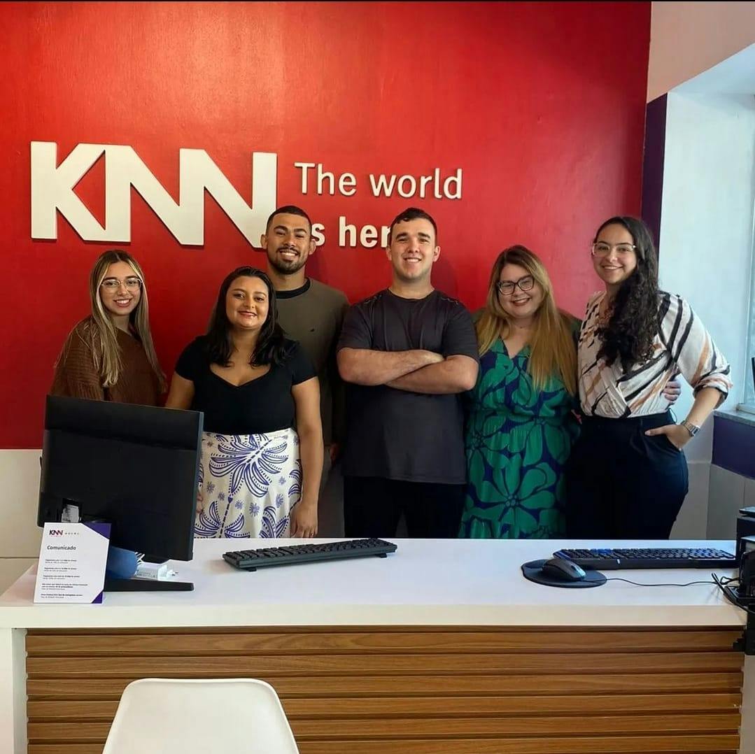 Foto com o time da KNN Idiomas Manhumirim, no estado de Minas Gerais.