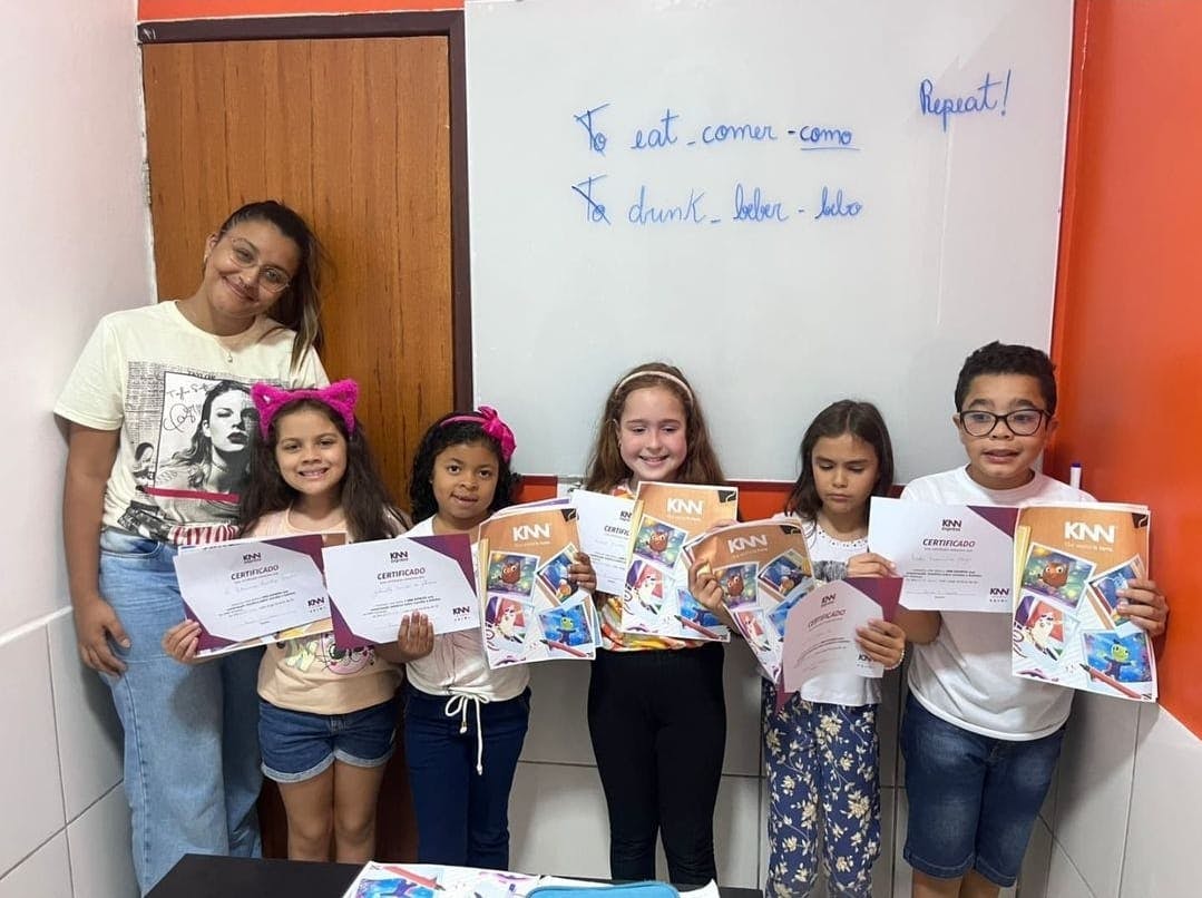 Professoera da KNN em sala de aula com os alunos da KNN Idiomas Manhumirim, em Minas Gerais.