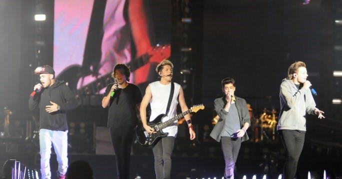 Banda "One Direction" em cima do palco.