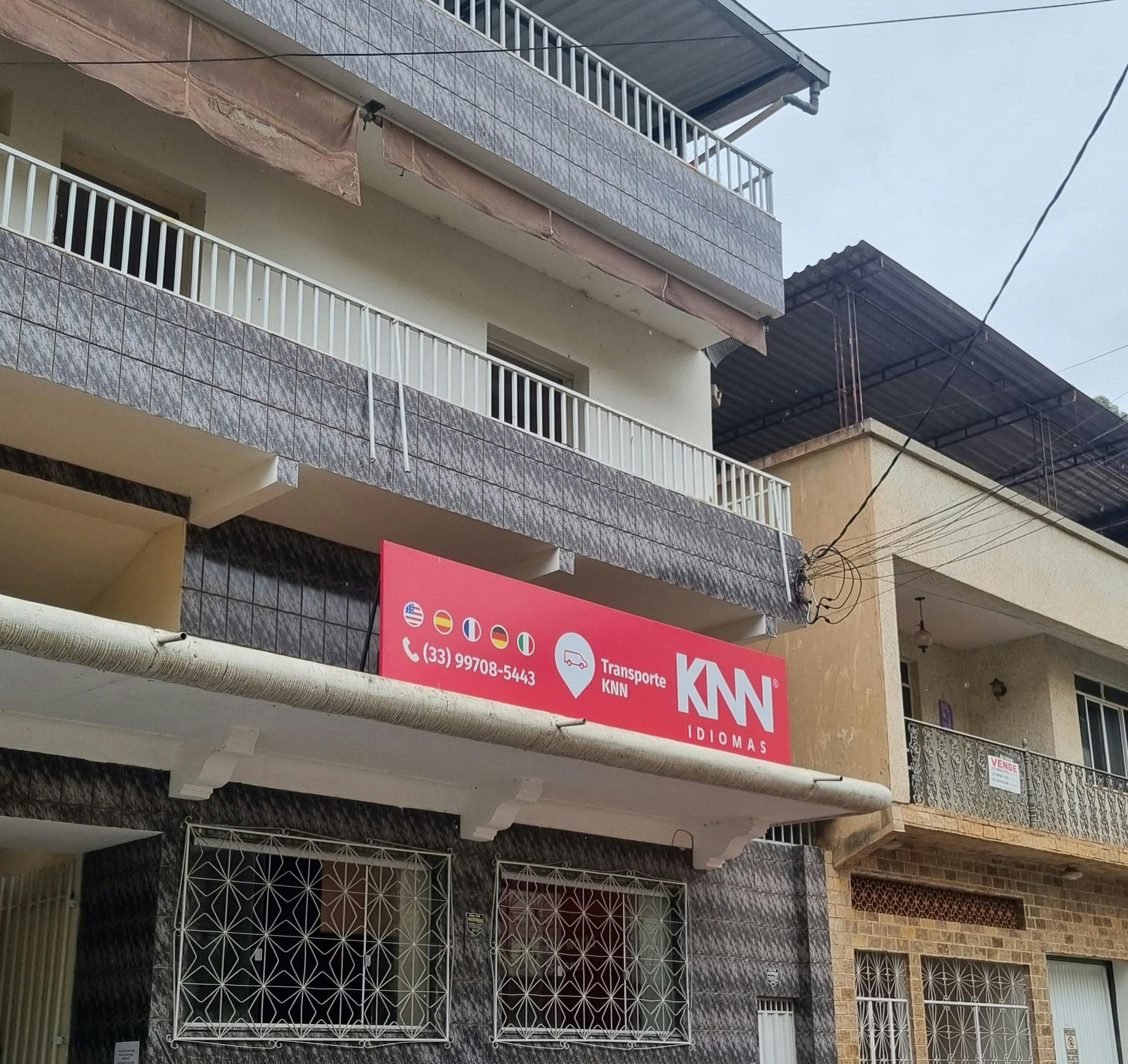 Fachada da KNN Idiomas Manhumirim, no estado de Minas Gerais.