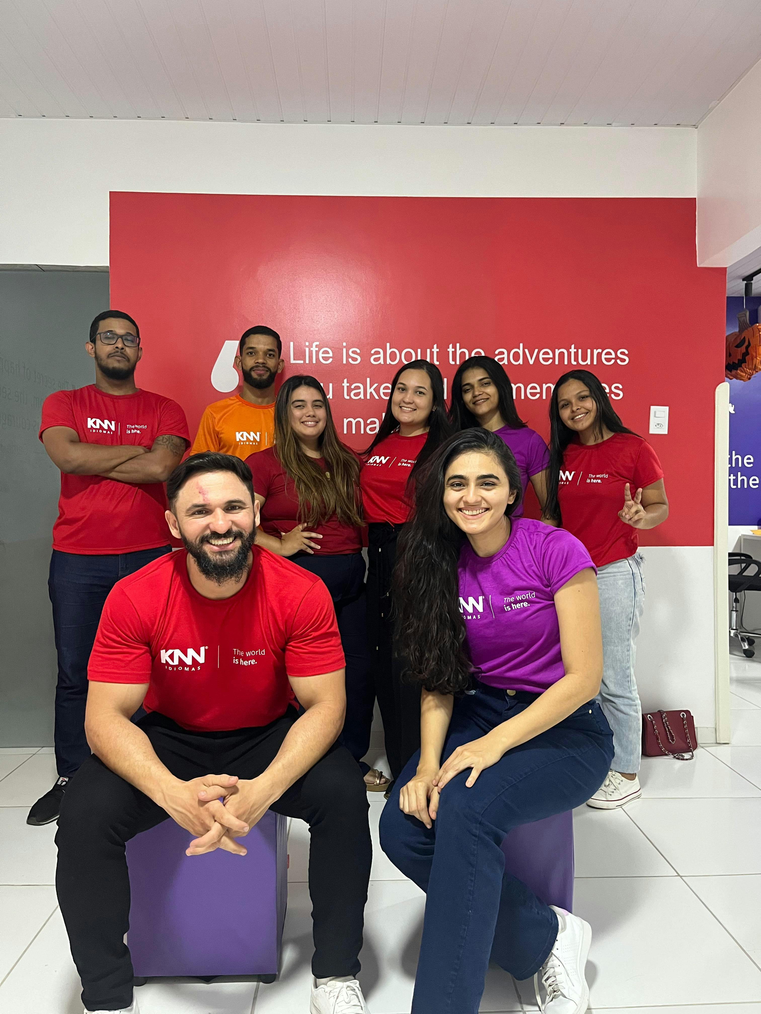 Foto do time de colaboradores da KNN Idiomas Chapadinha no Maranhão, juntamente com o franqueado Wanderson.