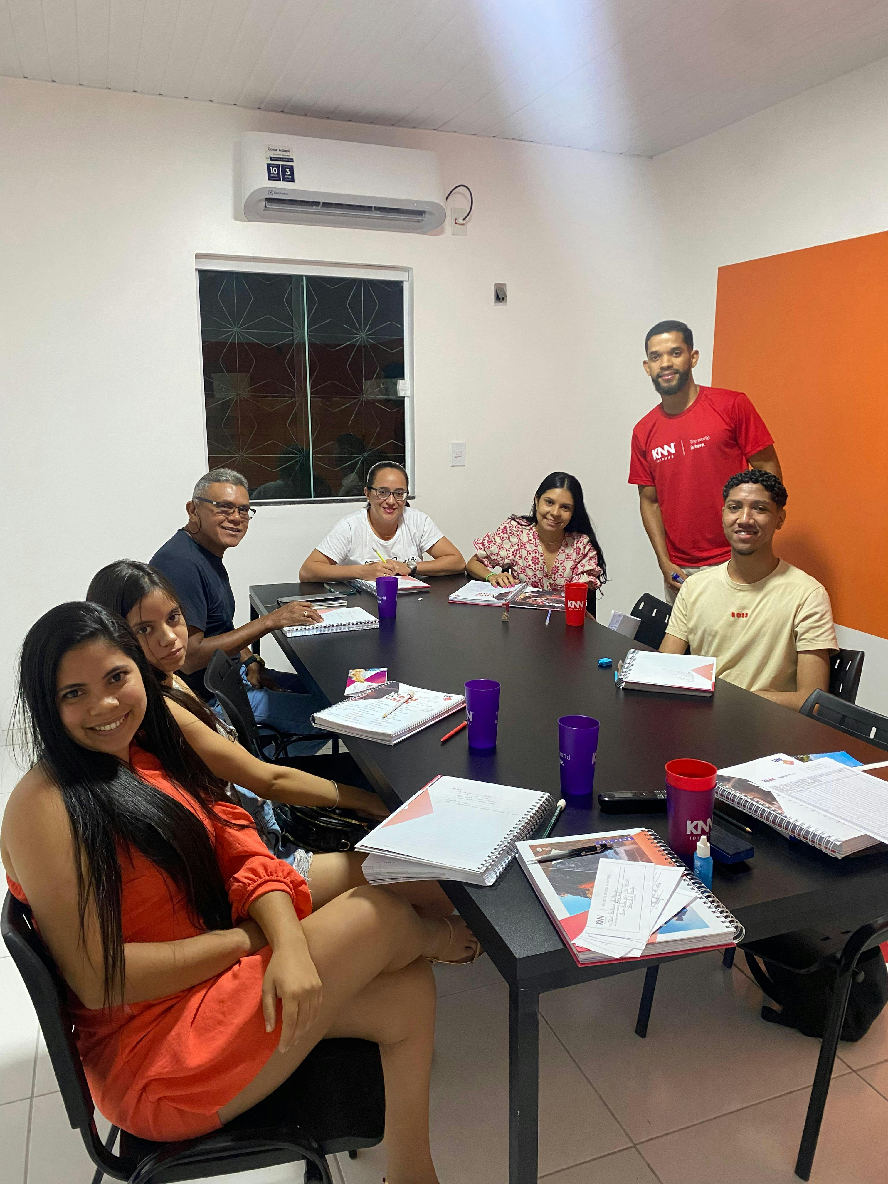 Foto de professor e alunos da KNN Idiomas Chapadinha, no estado do Maranhão.