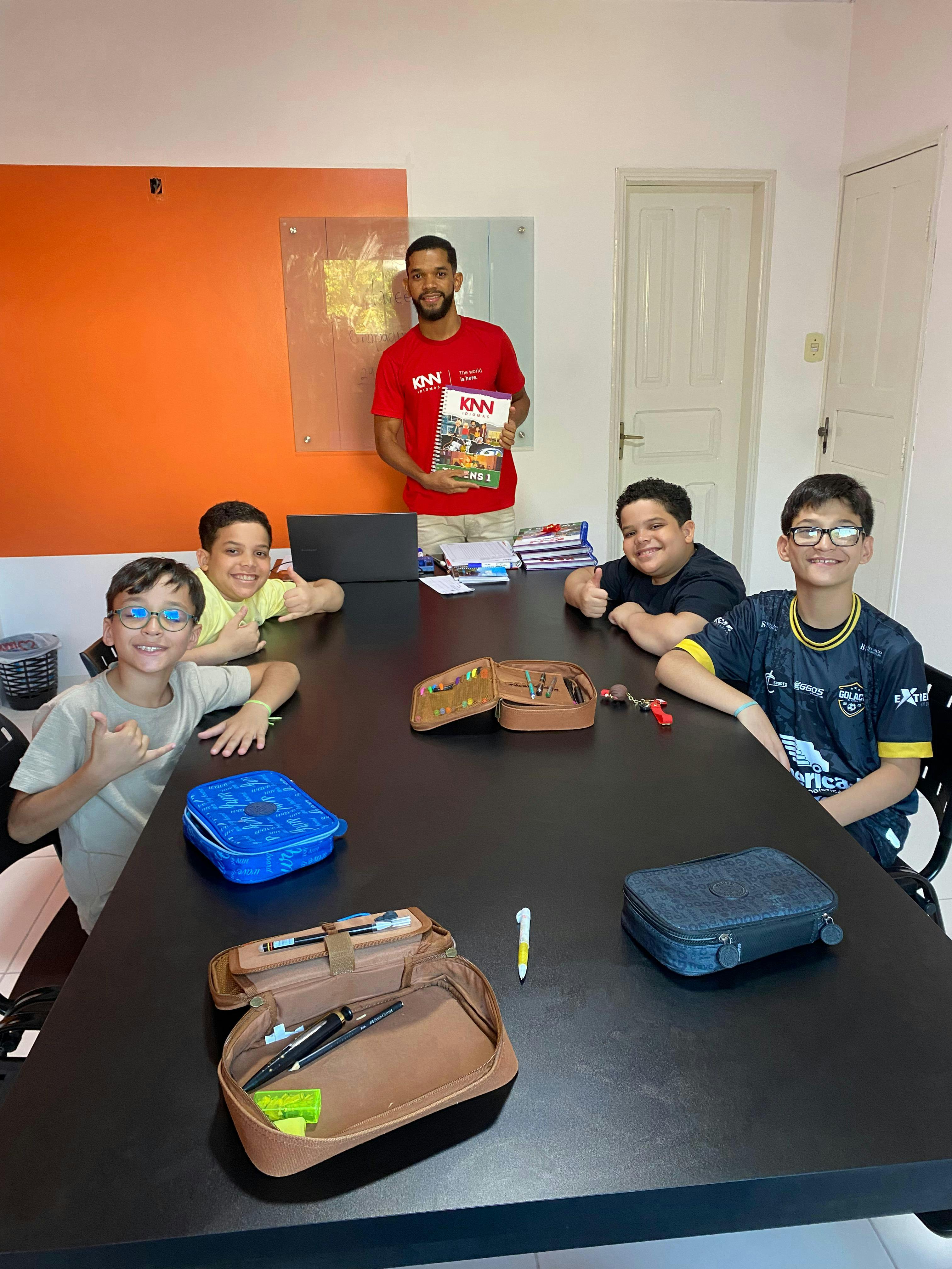 Foto do teacher com alunos kids na KNN Idiomas Chapadinha.