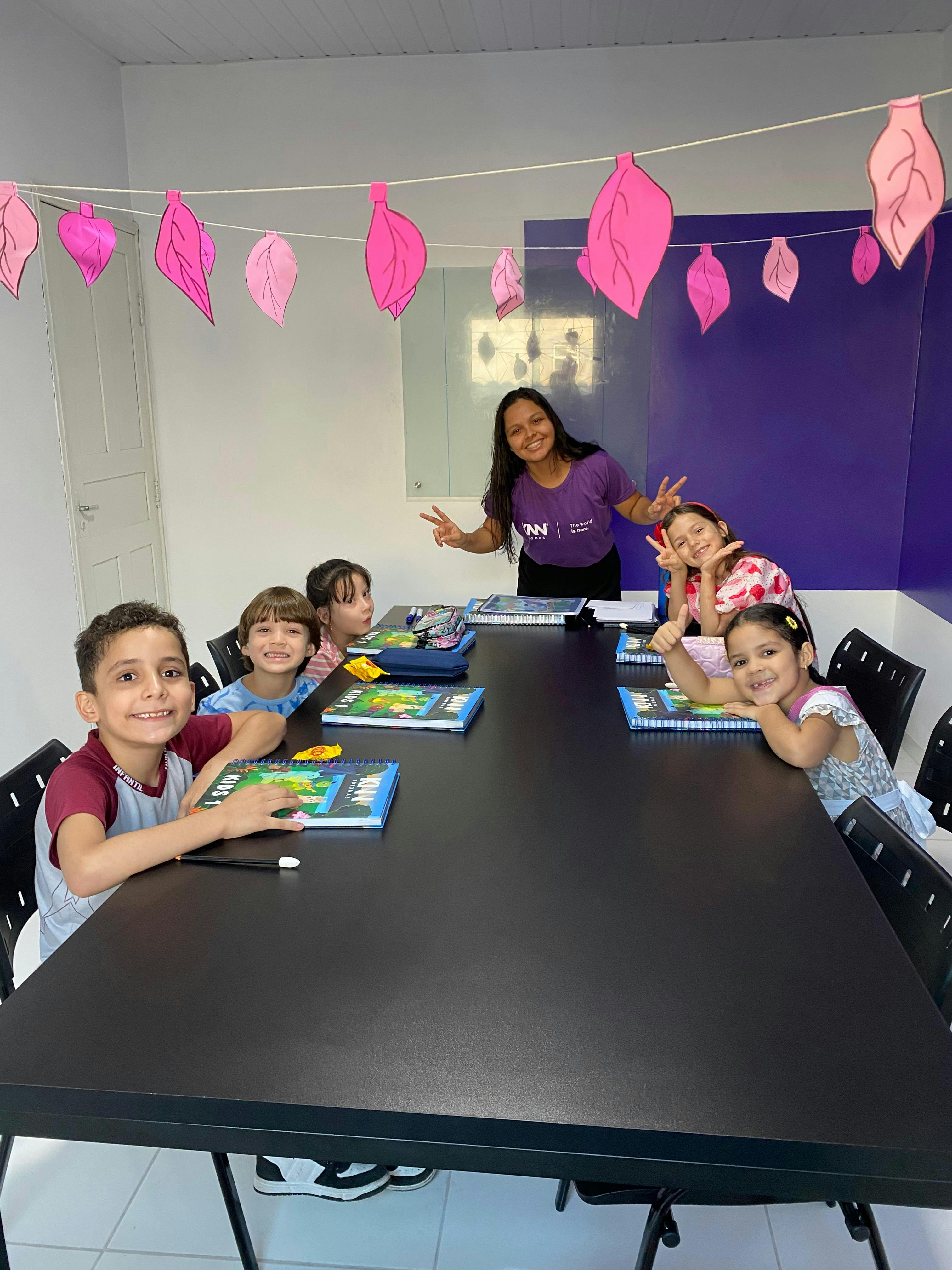 Foto da professora juntamente com alunos Kids na KNN Idiomas Chapadinha, no estado do Maranhão.