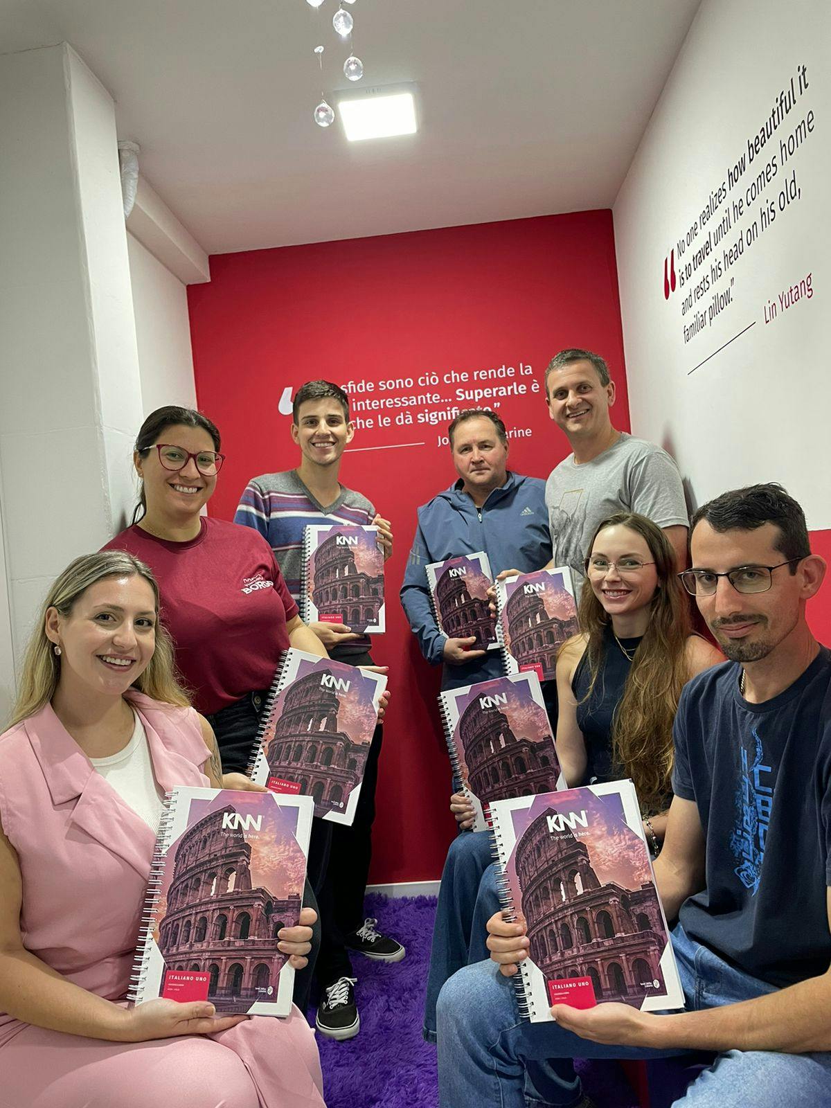 Alunos do curso de italiano com seus livros didáticos na mão, na KNN Idiomas Nova Veneza.