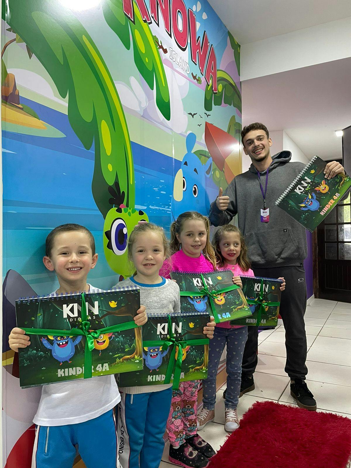 Foto dos alunos da turma Kinder da KNN Idiomas Nova Veneza com seus livros na mão.