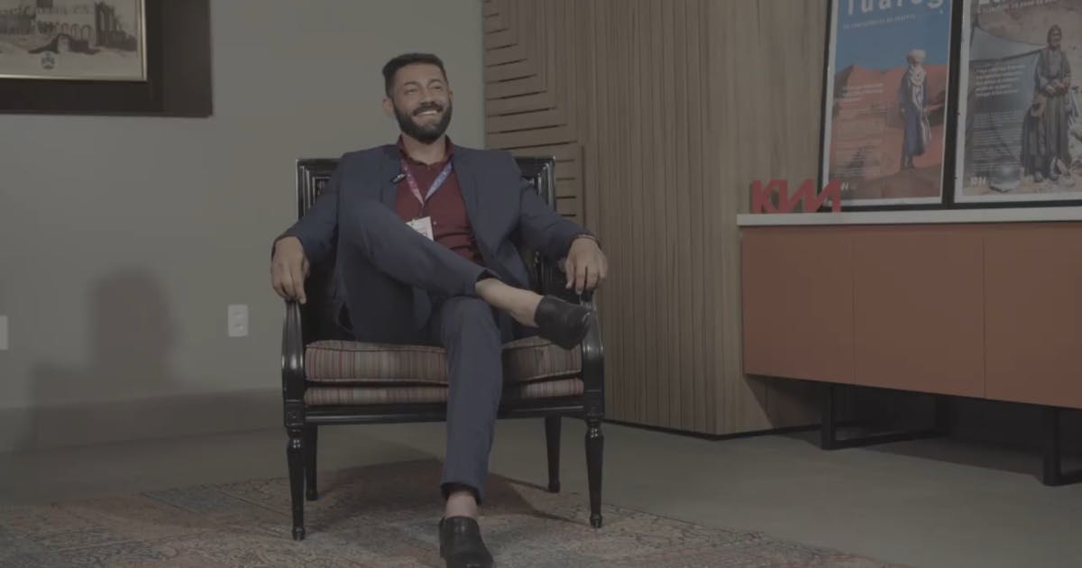 Franqueado Claudeilson, da KNN São Raimundo Nonato, sentado em uma cadeira no momento da entrevista para o time da KNN Franchising.